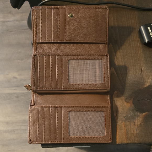 Elegant Brown Leather Wallet - Picture 1 of 2